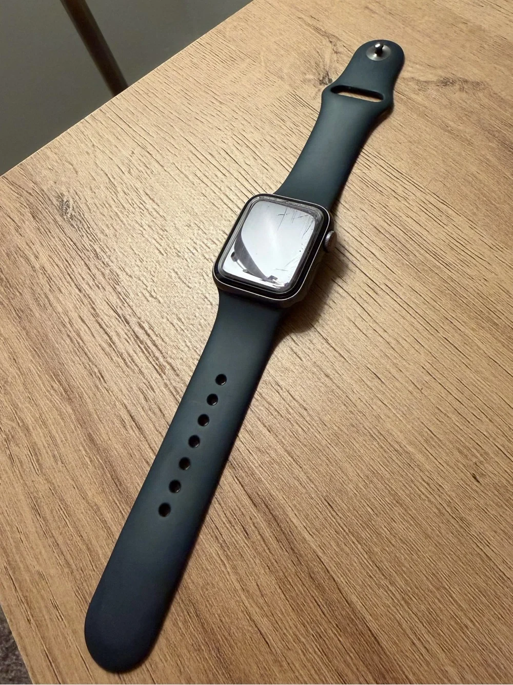 Apple Watch SE (1st Generation) 40mm GPS in Space Gray Aluminum with Black Band